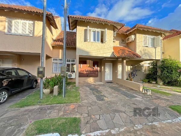 Casa em Porto Alegre, no bairro Campo Novo, com 3 dormitório(s), e 3 banheiros, à venda.