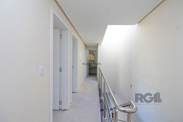 Casa em Porto Alegre, no bairro Hípica, com 3 dormitório(s), e 3 banheiros, à venda.