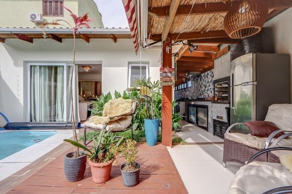 Casa em Porto Alegre, no bairro Tristeza, com 2 dormitório(s), e 2 banheiros, à venda.
