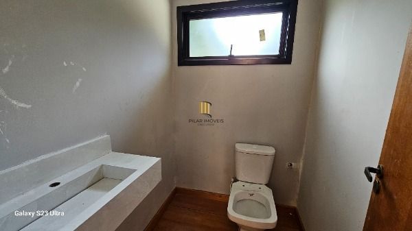 Casa em Porto Alegre, no bairro Ipanema, com 3 dormitório(s), e 3 banheiros, à venda.