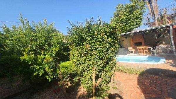 Casa em Porto Alegre, no bairro Nonoai, com 3 dormitório(s), e 3 banheiros, à venda.
