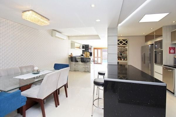 Casa em Porto Alegre, no bairro Ipanema, com 4 dormitório(s), e 4 banheiros, à venda.