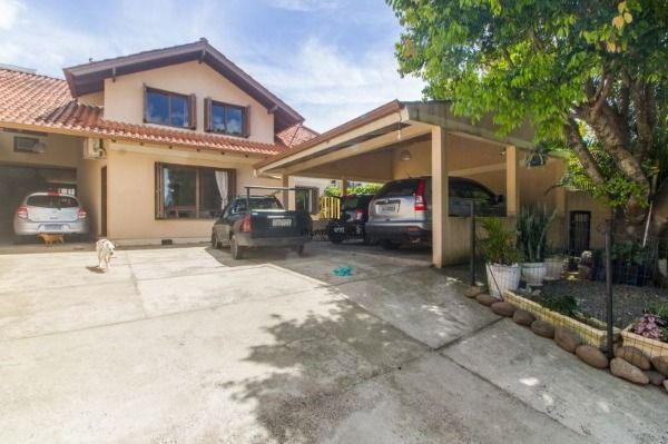Casa para Venda - 300m², 4 dormitórios, sendo 1 suites, 8 vagas - Imperial Parque