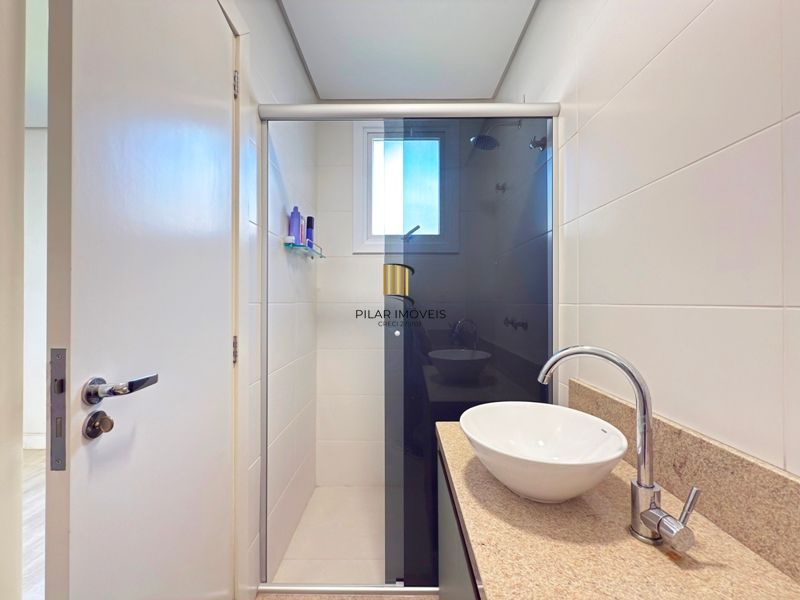 Casa térrea em condomínio fechado com 3 suítes.