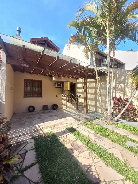 Casa em Porto Alegre, no bairro Ipanema, com 3 dormitório(s), e 3 banheiros, à venda.