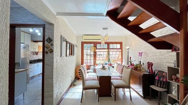 Casa Condominio em Porto Alegre, no bairro Ipanema, com 3 dormitório(s), e 3 banheiros, à venda.