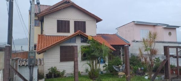 Casa 3 dormitórios no bairro Guarujá