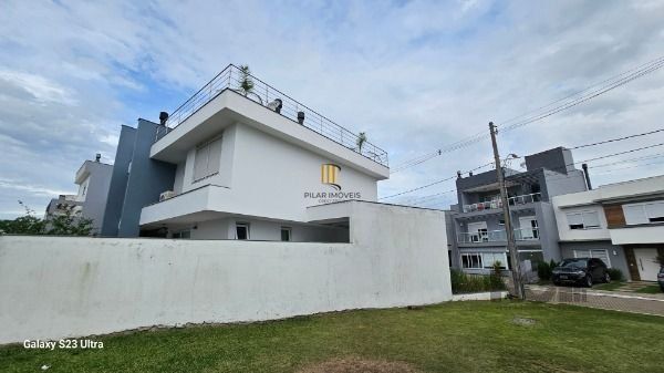 Casa em Porto Alegre, no bairro Hípica, com 3 dormitório(s), e 3 banheiros, à venda.