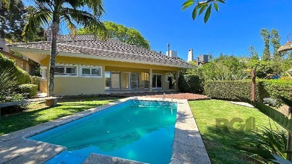 Casa no Jardim do Sol com 4D, sendo 2 suítes e 4 vagas de garagem