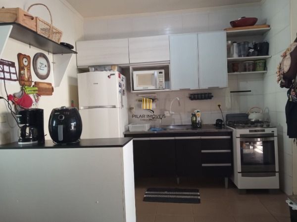 Casa em Porto Alegre, no bairro Teresópolis, com 2 dormitório(s), e 2 banheiros, à venda.