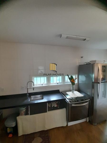 Casa em Porto Alegre, no bairro Guarujá, com 3 dormitório(s), e 3 banheiros, à venda.
