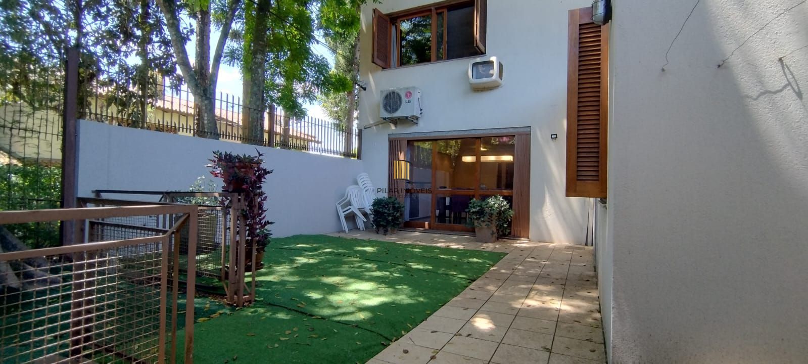 Linda Residência com 3 dormitórios sendo 1 suíte no Jardim Isabel.