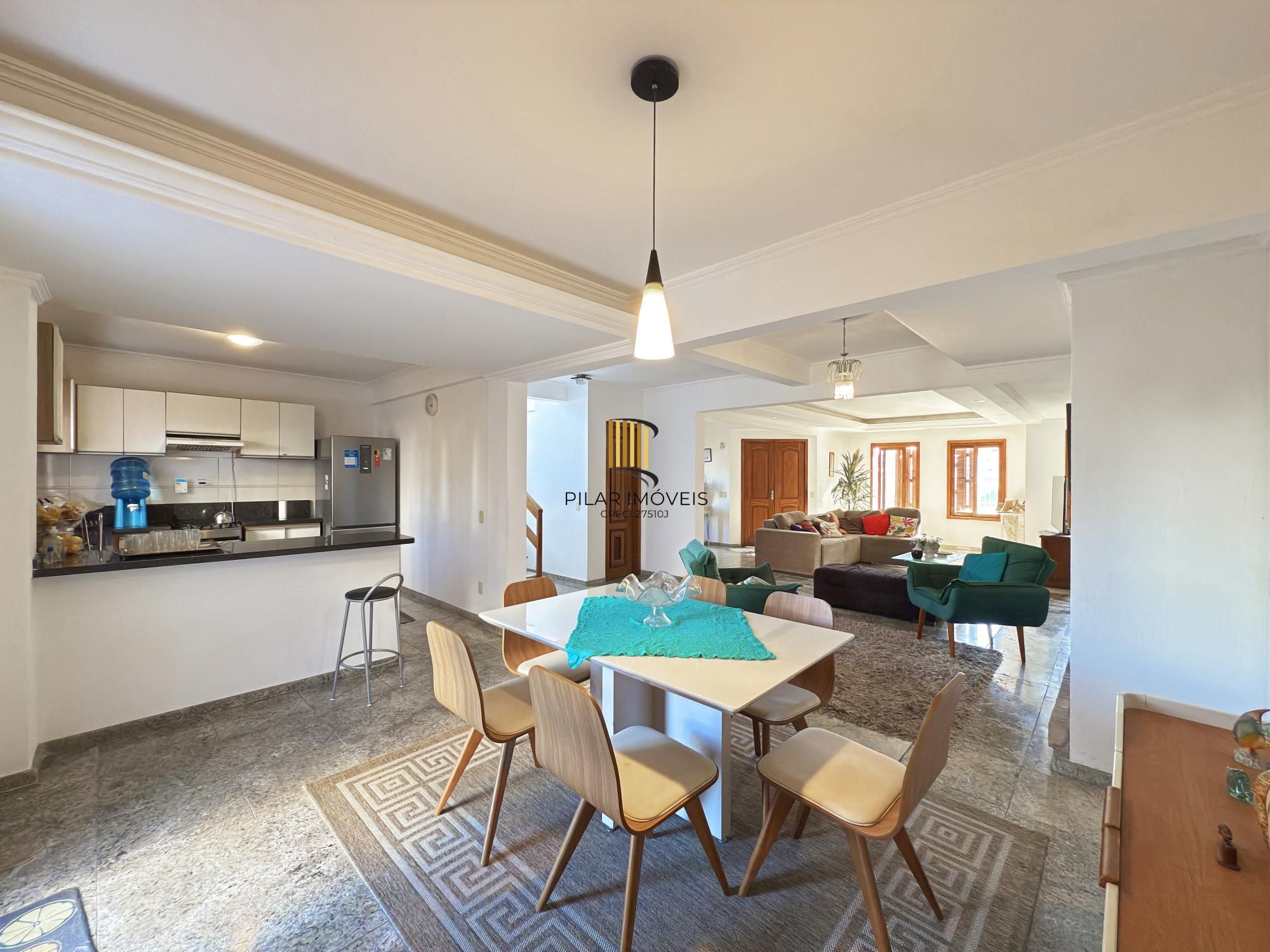 Sobrado a venda no Bairro Hipica de Porto alegre com 04 dormitórios sendo 01 suite