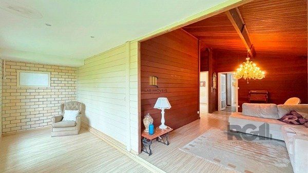 Casa em Porto Alegre, no bairro Ipanema, com 3 dormitório(s), e 3 banheiros, à venda.