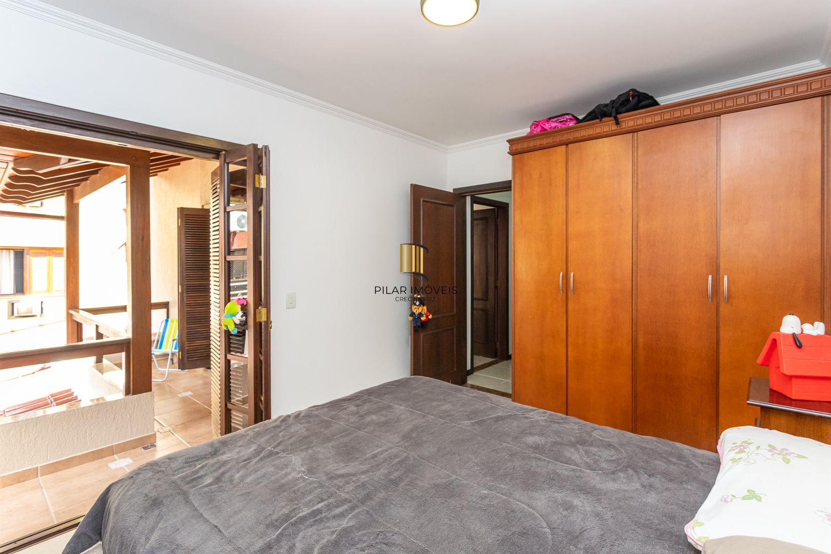 Casa de 272m², 4 dormitórios, 2 suítes e 4 vagas de garagem, no bairro Ipanema, próxima à orla do Guaíba.