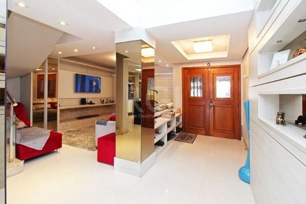 Casa em Porto Alegre, no bairro Ipanema, com 4 dormitório(s), e 4 banheiros, à venda.