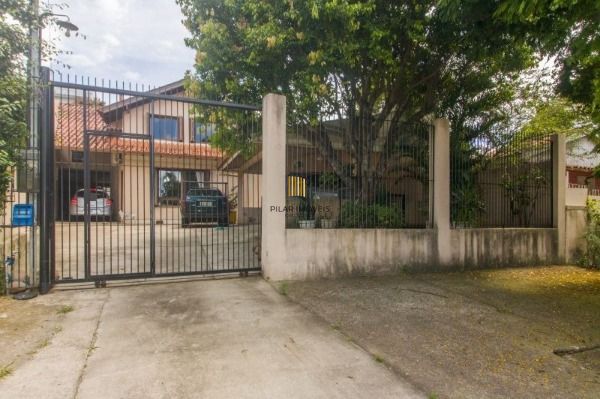 Casa para Venda - 300m², 4 dormitórios, sendo 1 suites, 8 vagas - Imperial Parque