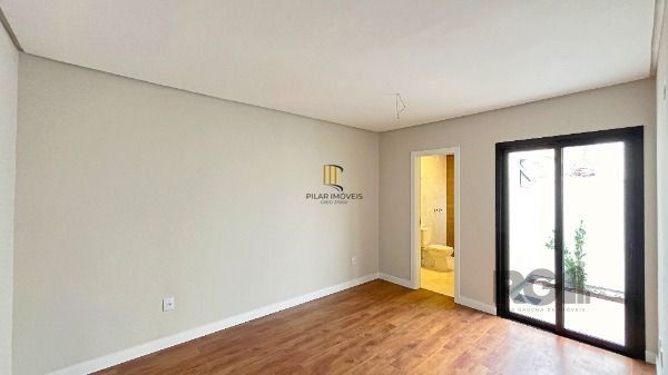 Casa em Porto Alegre, no bairro Hípica, com 3 dormitório(s), e 3 banheiros, à venda.