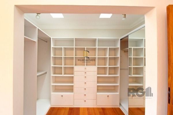 Casa em Porto Alegre, no bairro Hípica, com 3 dormitório(s), e 3 banheiros, à venda.