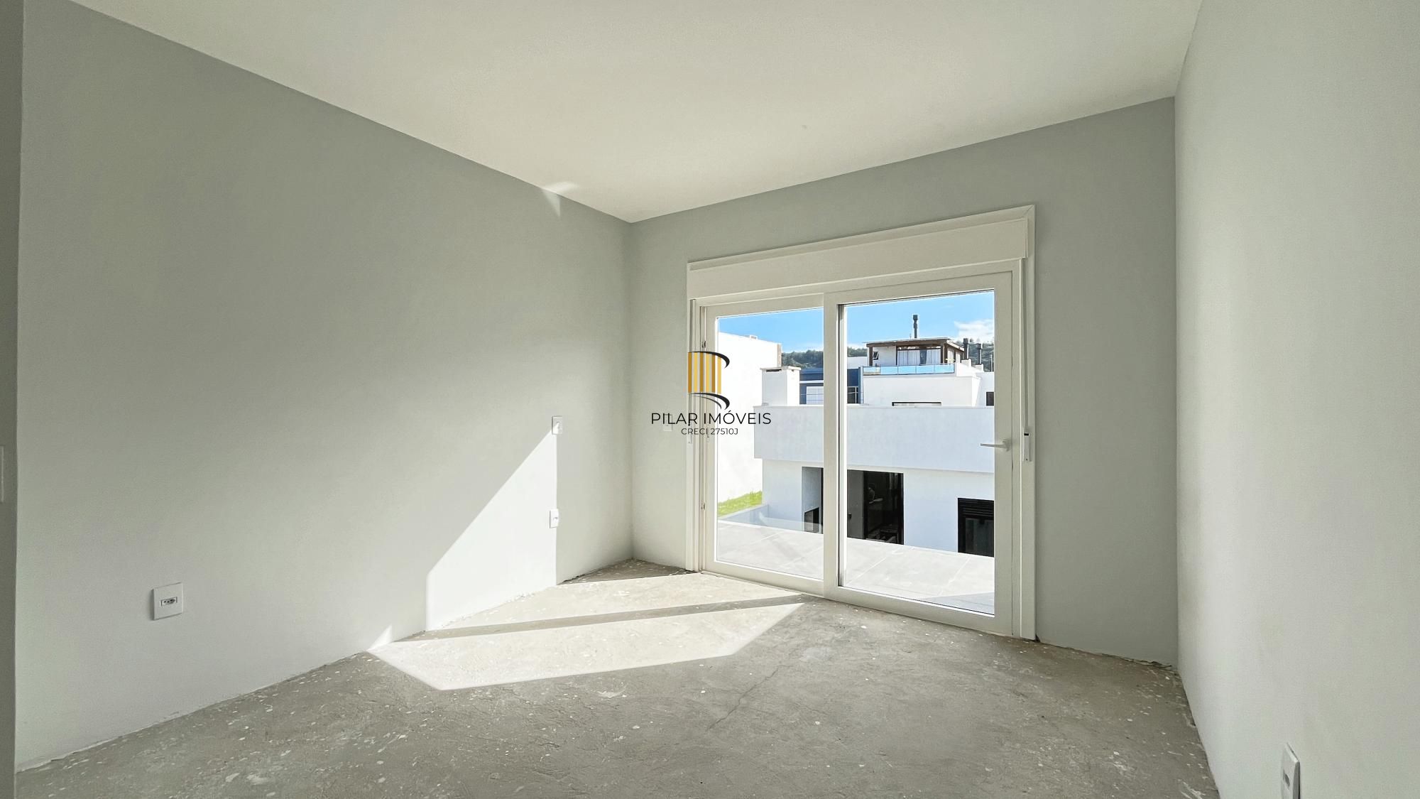 Casa 4 dormitórios( 1 dorm térreo) no Condomínio Villa Amalfi, na zona sul de Porto Alegre.