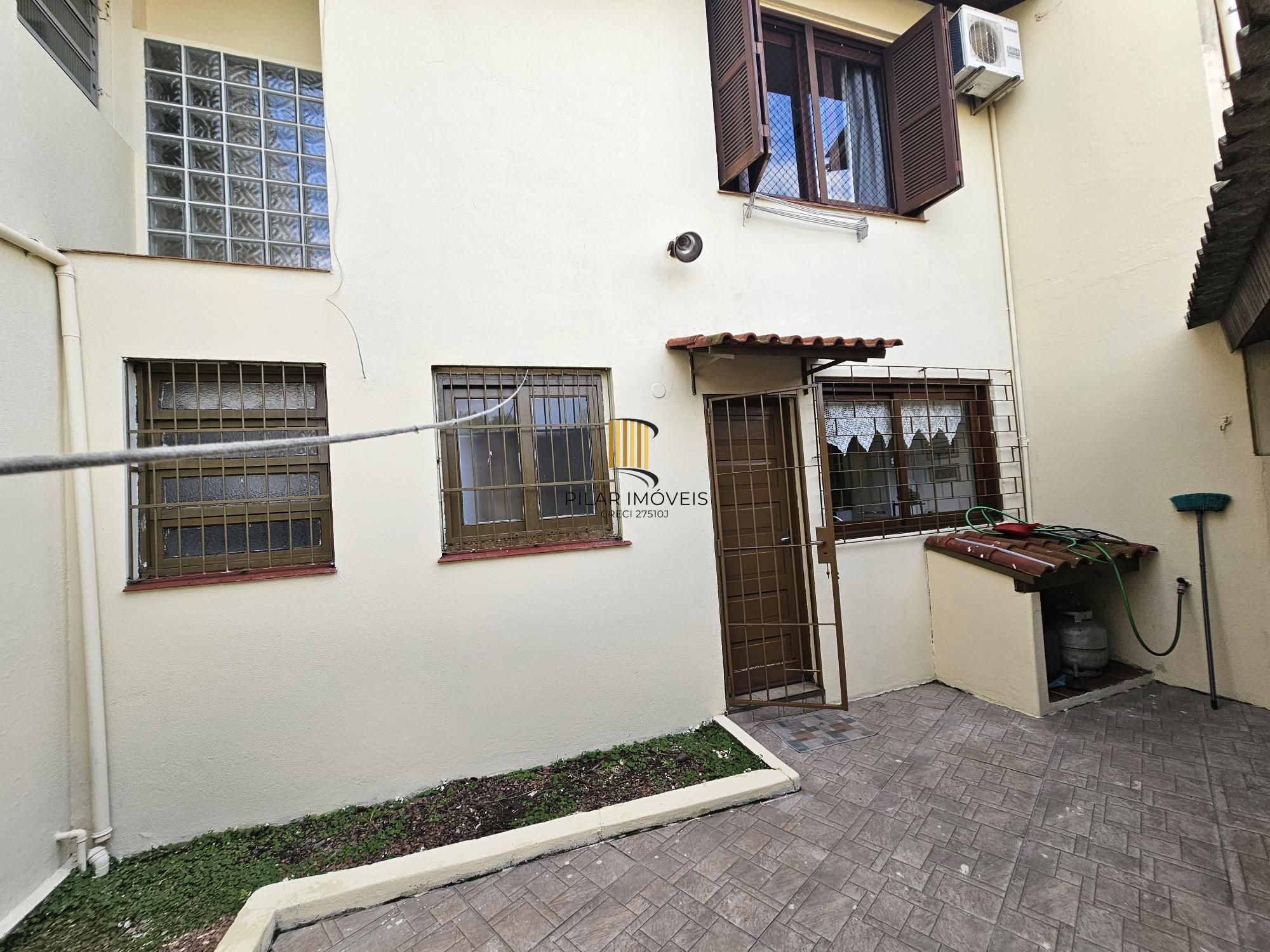 Casa 3 dormitórios no bairro Hípica