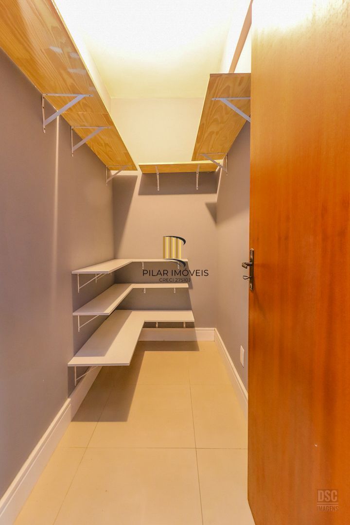Casa em Porto Alegre, no bairro Hípica, com 3 dormitório(s), à venda.