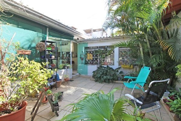 Casa em Porto Alegre, no bairro Floresta, com 3 dormitório(s), e 3 banheiros, à venda.