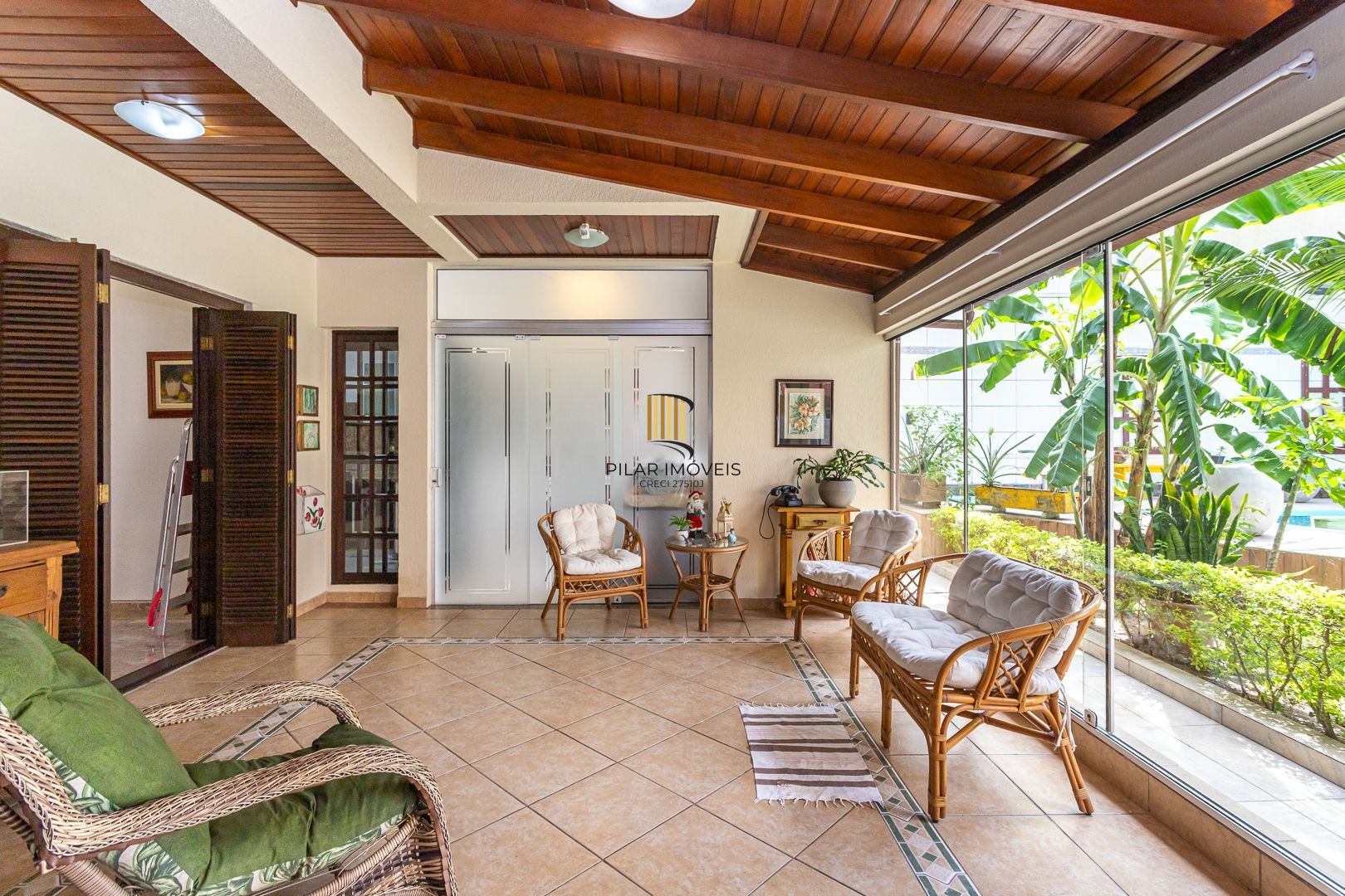 Casa de 272m², 4 dormitórios, 2 suítes e 4 vagas de garagem, no bairro Ipanema, próxima à orla do Guaíba.