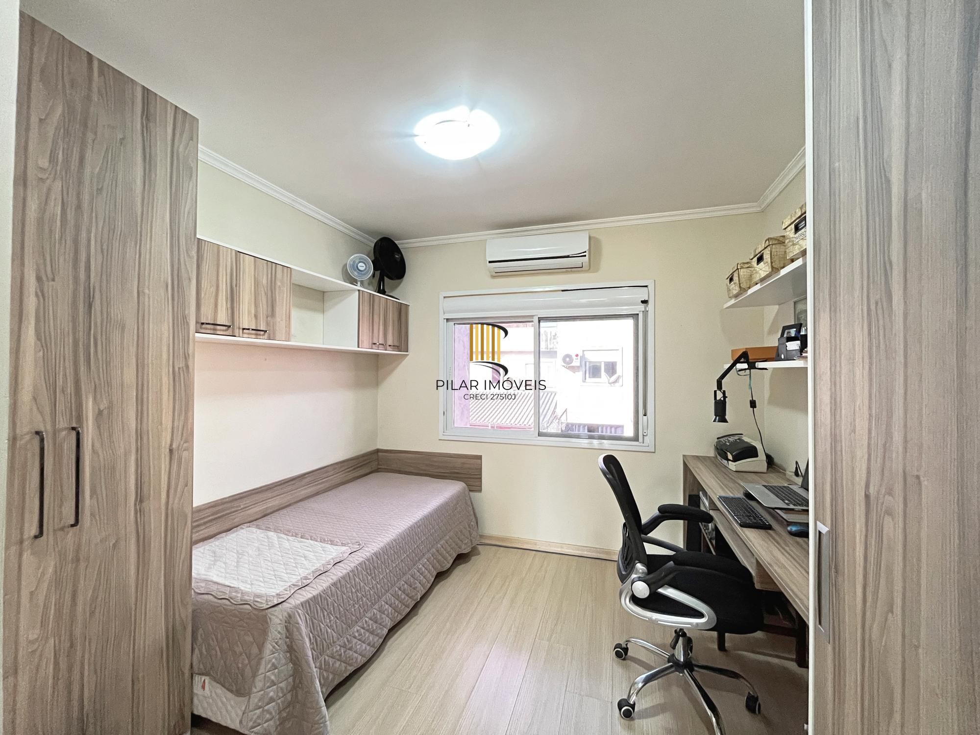 Casa 2 dormitórios no bairro Hípica