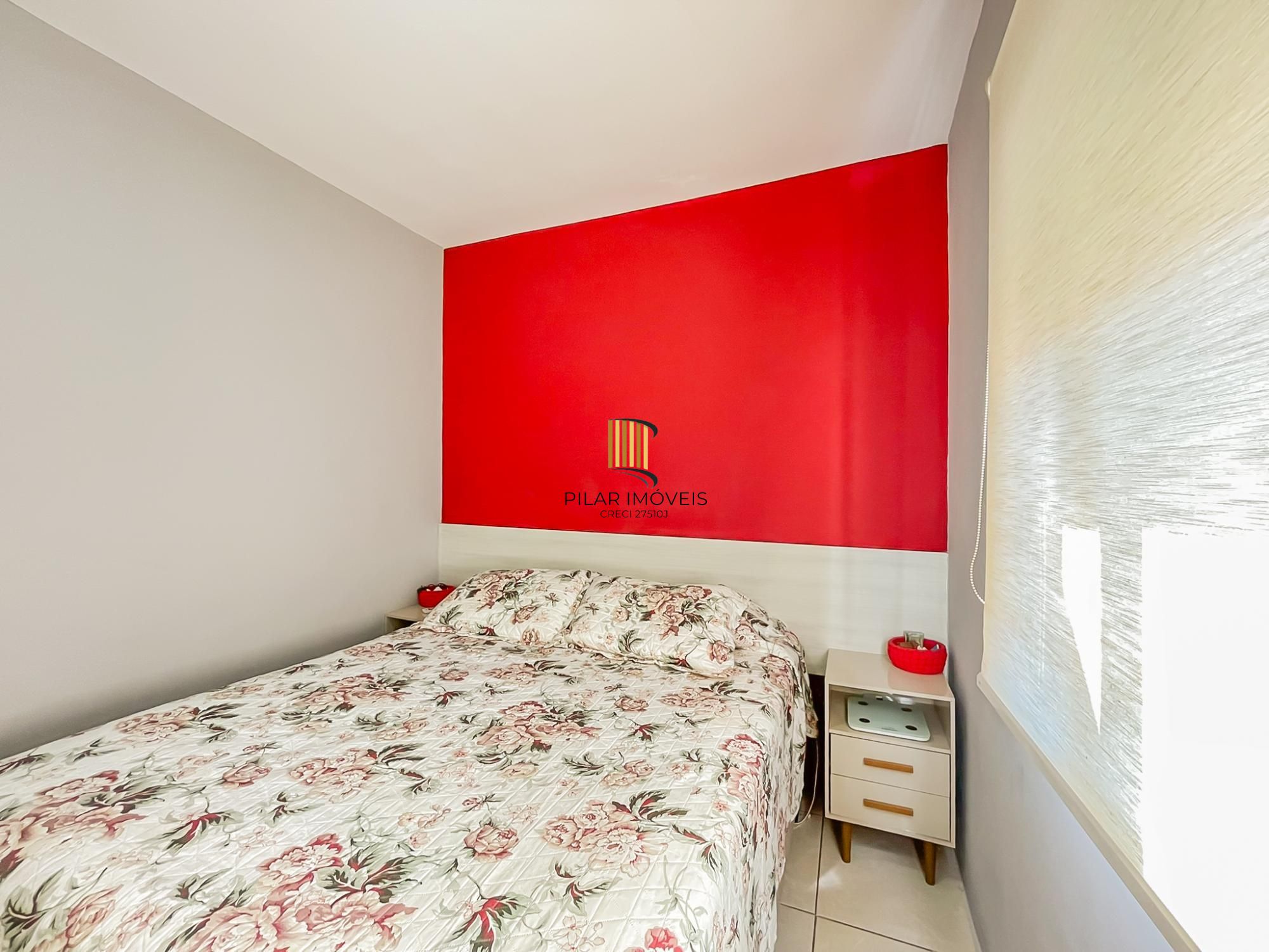 Casa 2 dormitórios em condomínio, semi mobiliada, vaga coberta para 2 carros, lareira e pátio com churrasqueira. Condomínio com infra de lazer completo. Próximo ao comércio e todas as conveniências do bairro.