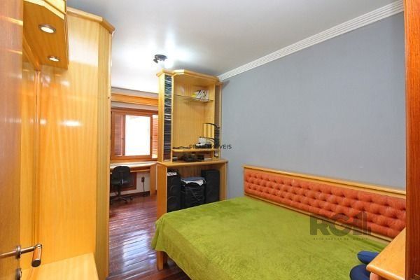 Casa em Porto Alegre, no bairro Ipanema, com 3 dormitório(s), e 3 banheiros, à venda.