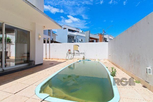 Casa em Porto Alegre, no bairro Hípica, com 3 dormitório(s), e 3 banheiros, à venda.