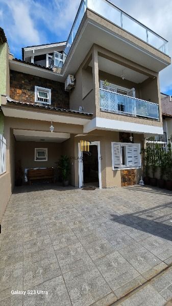 Casa em Porto Alegre, no bairro Hípica, com 3 dormitório(s), e 3 banheiros, à venda.