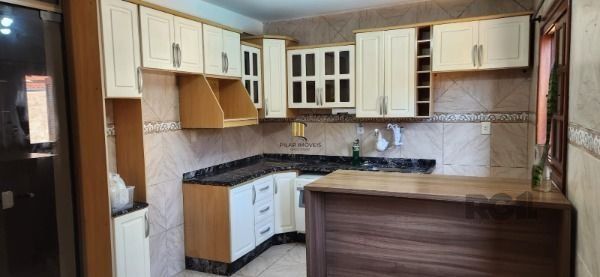 Sobrado em Porto Alegre, no bairro Vila Nova, com 3 dormitório(s), e 3 banheiros, à venda.