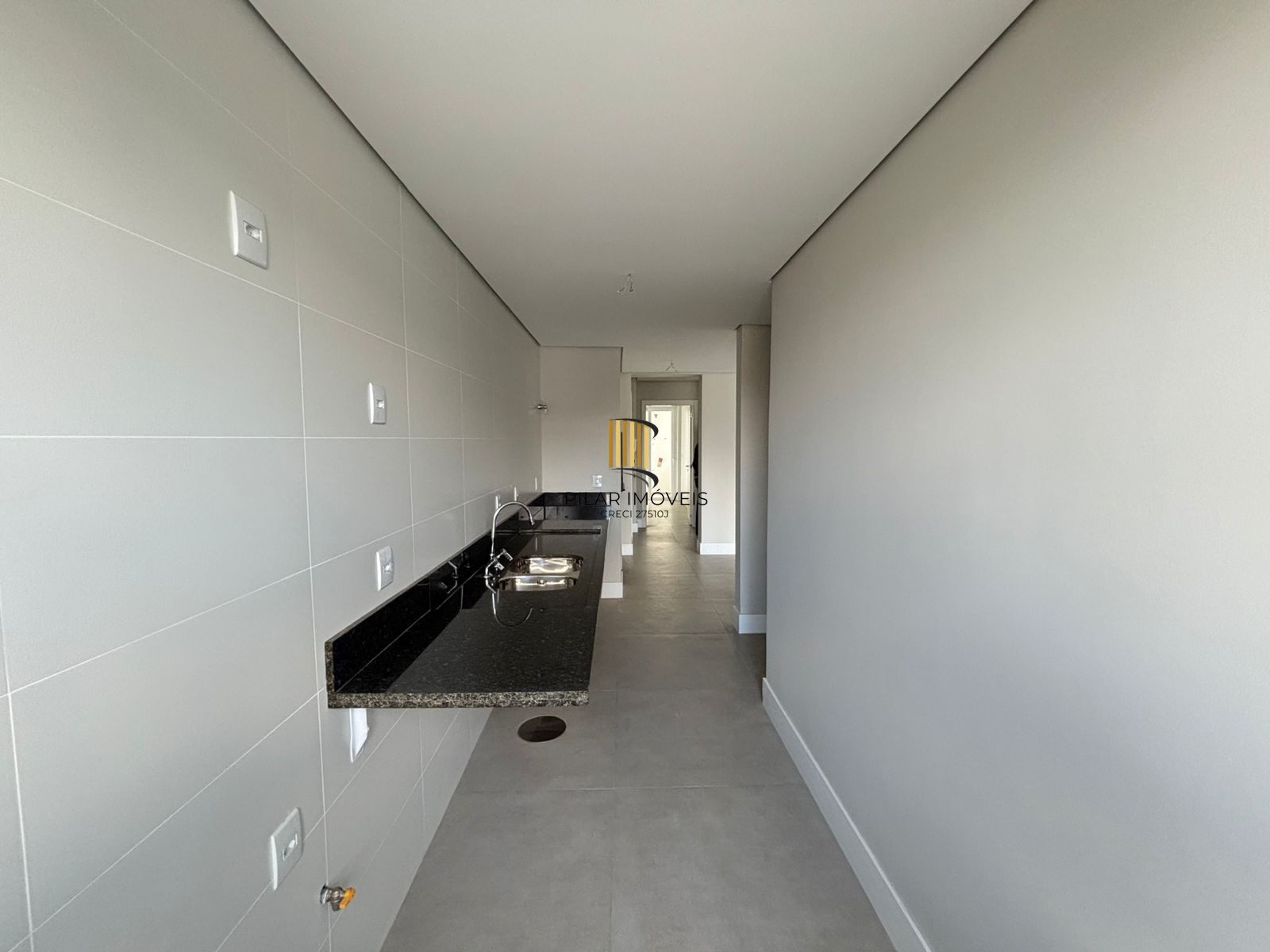 Apartamento com 3 dormitórios sendo 1 suíte á venda Bairro Cristal.