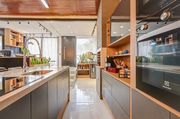 Casa em Porto Alegre, no bairro Tristeza, com 2 dormitório(s), e 2 banheiros, à venda.