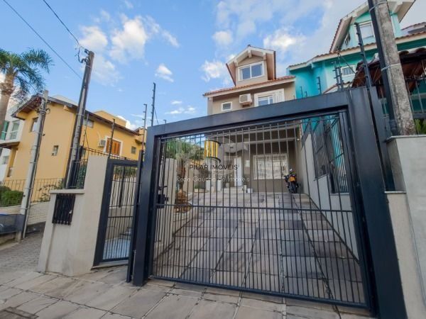 Casa em Porto Alegre, no bairro Vila Conceição, com 3 dormitório(s), e 3 banheiros, à venda.
