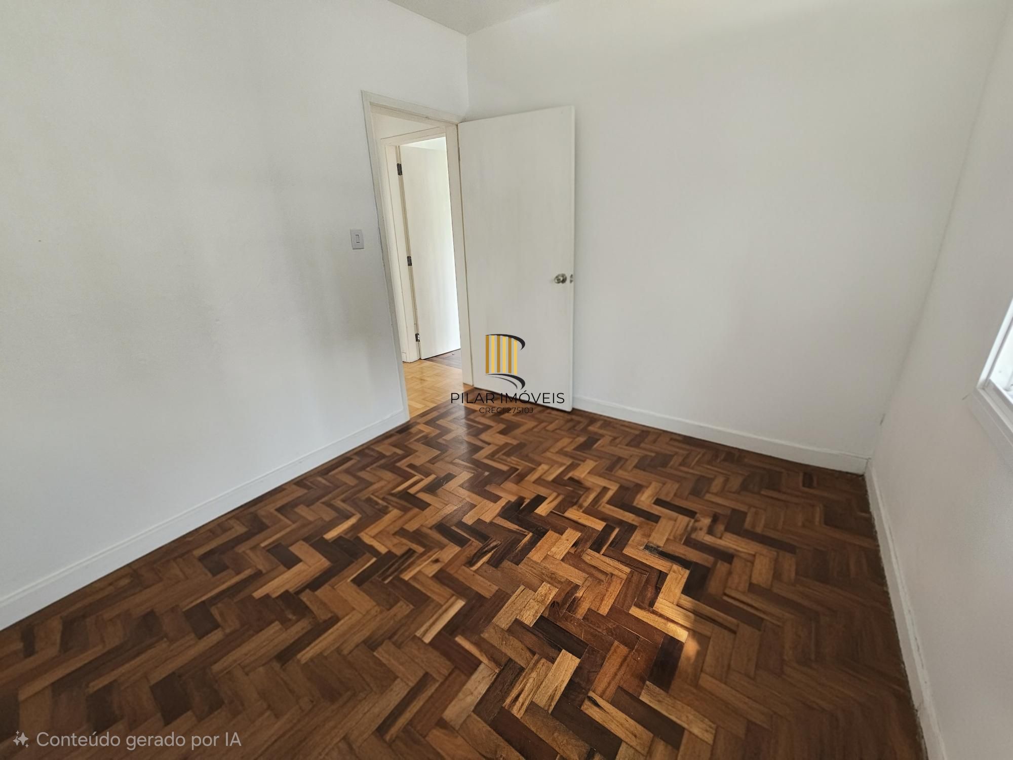 Apartamento com 73,00m² privativos reformado 2 dormitórios dependência de empregada 2 banheiros c/ churrasqueira a 50mts da Av. Bento Gonçalves !