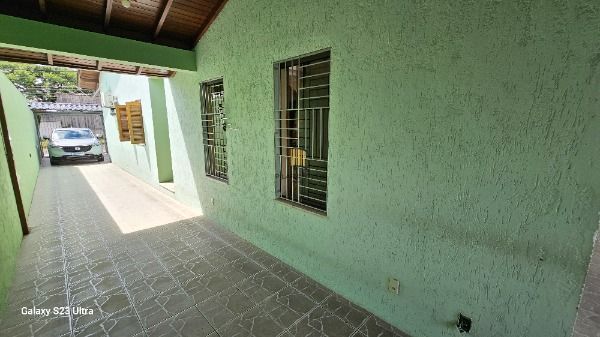 Casa em Porto Alegre, no bairro Vila Nova, com 3 dormitório(s), e 3 banheiros, à venda.