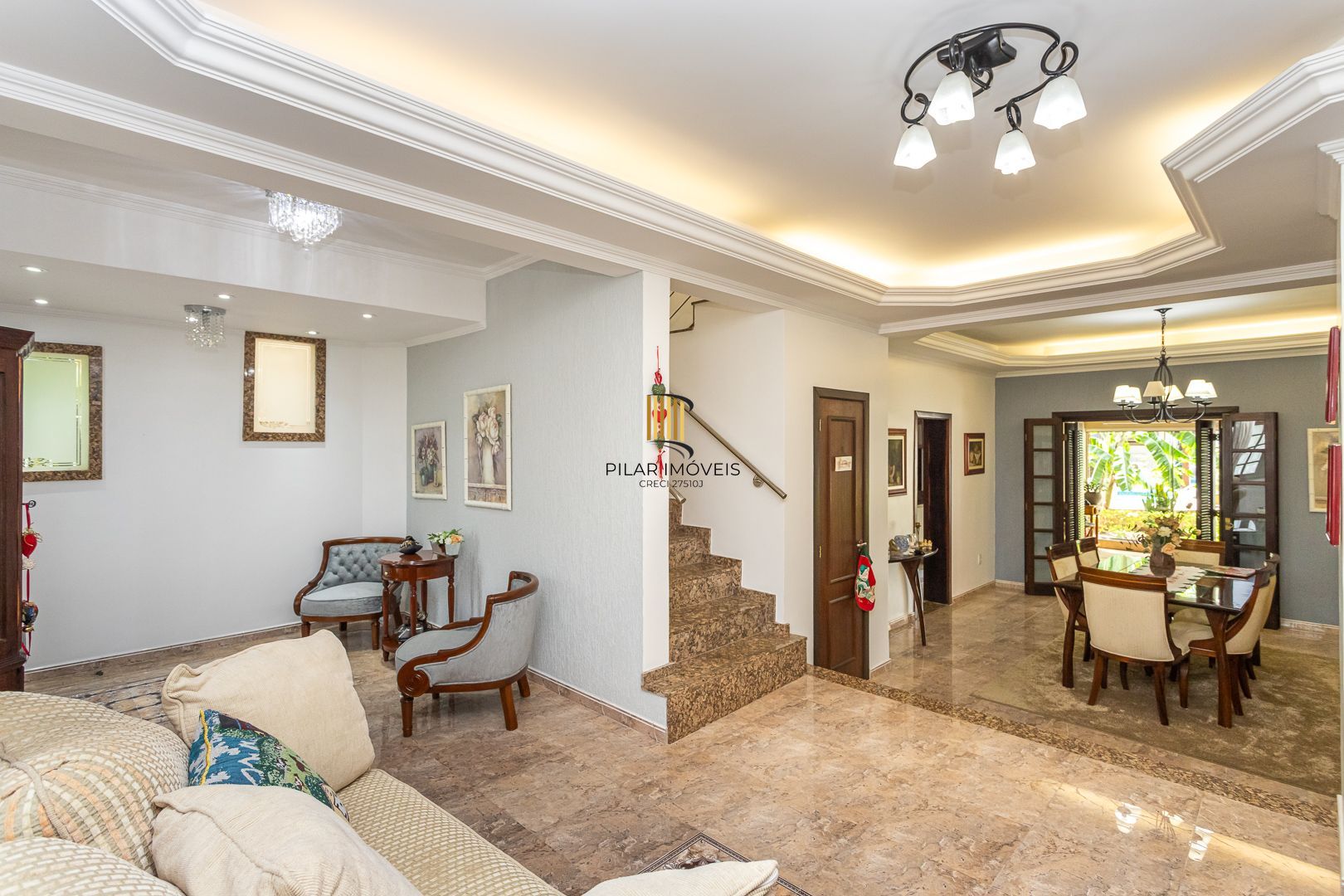 Casa de 272m², 4 dormitórios, 2 suítes e 4 vagas de garagem, no bairro Ipanema, próxima à orla do Guaíba. - Pilar Imóveis