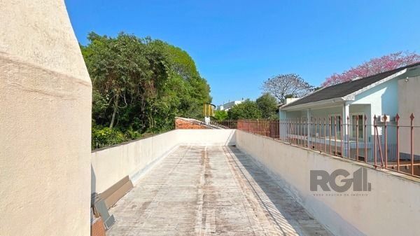 Casa em Porto Alegre, no bairro Nonoai, com 4 dormitório(s), à venda.