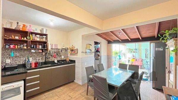 Casa em Porto Alegre, no bairro Cavalhada, com 2 dormitório(s), e 2 banheiros, à venda.