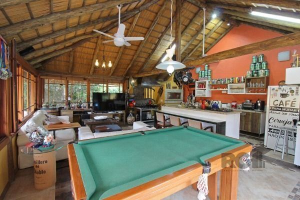 Casa em Porto Alegre, no bairro Guarujá, com 3 dormitório(s), e 3 banheiros, à venda.