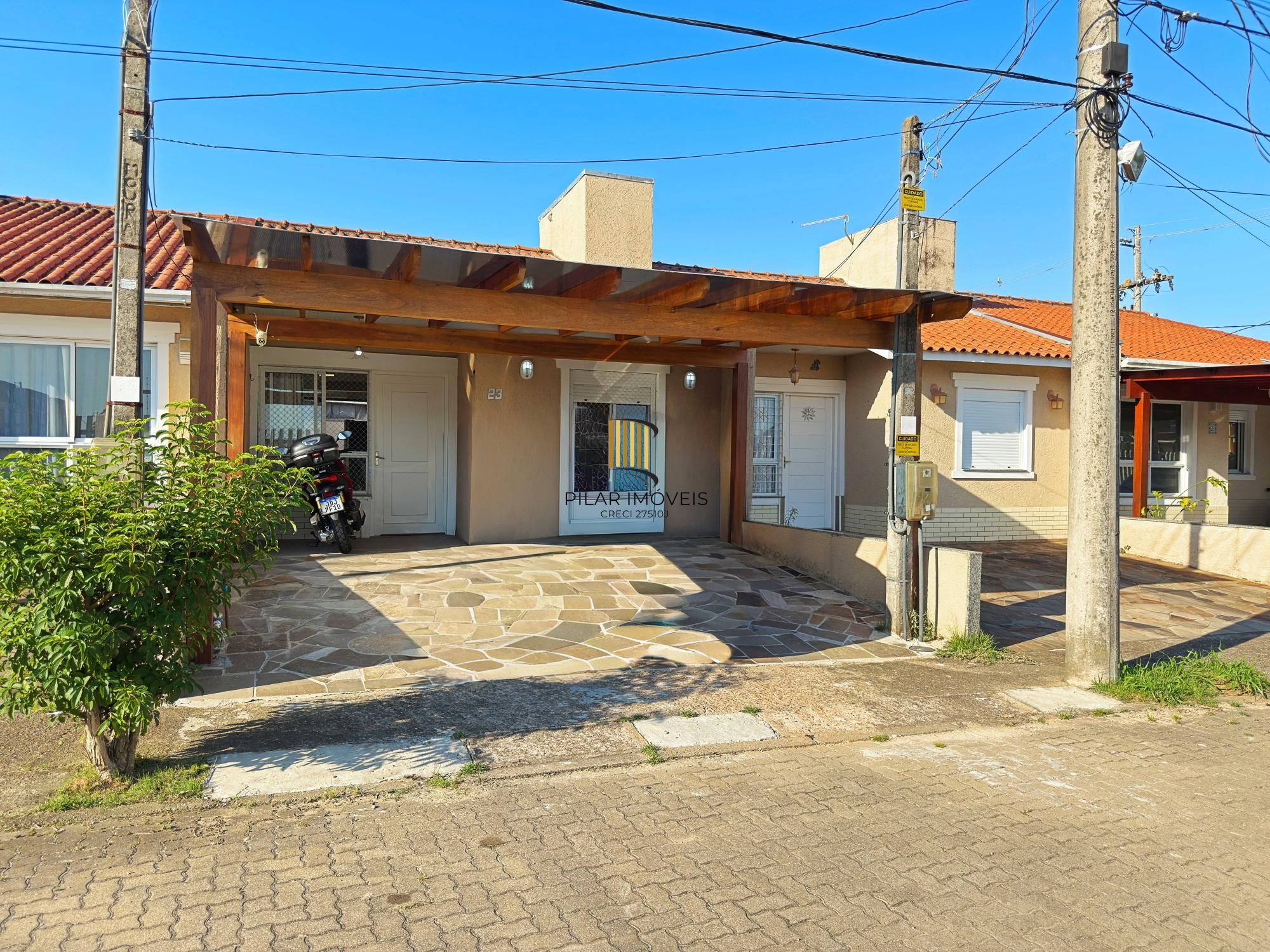 Excelente residência térrea totalmente reformada em condomínio fechado com 2 dormitórios e 2 vagas de garagens