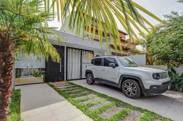 Casa em Porto Alegre, no bairro Tristeza, com 2 dormitório(s), e 2 banheiros, à venda.