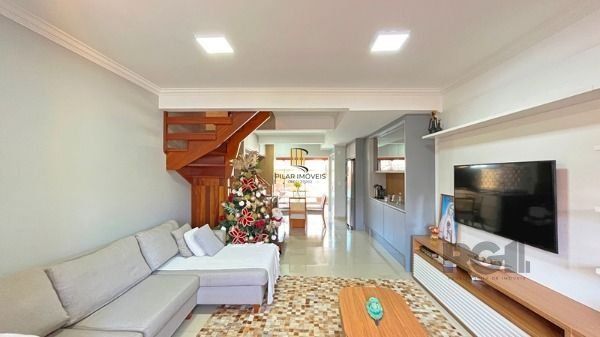 Casa em Porto Alegre, no bairro Guarujá, com 3 dormitório(s), e 3 banheiros, à venda.