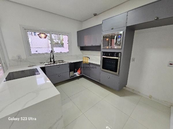 Casa Condominio em Porto Alegre, no bairro Hípica, com 4 dormitório(s), e 4 banheiros, à venda.