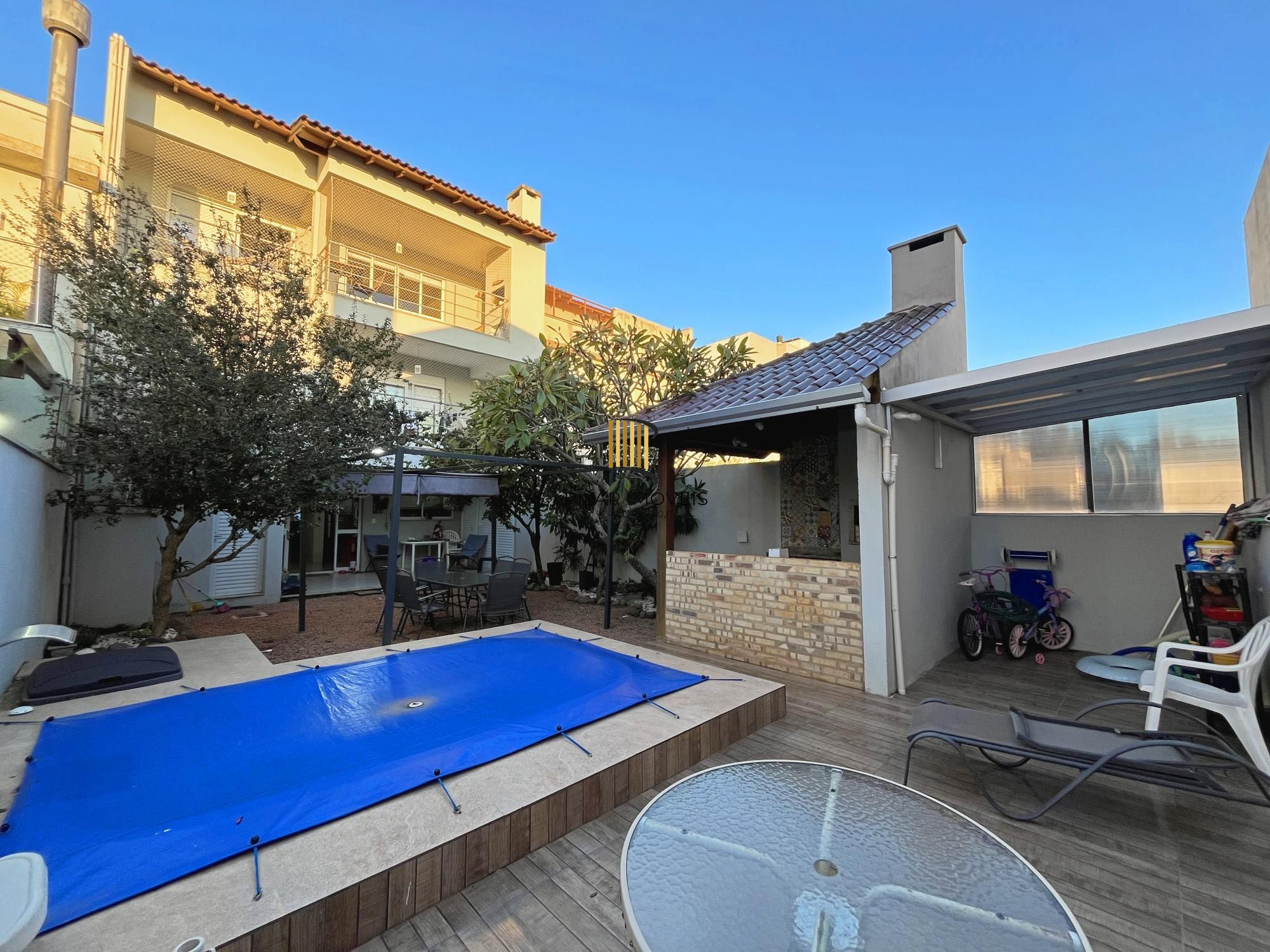Casa para Venda - 270m², 3 dormitórios, sendo 1 suites, 2 vagas - Guarujá