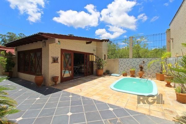 Casa em Porto Alegre, no bairro Ipanema, com 3 dormitório(s), e 3 banheiros, à venda.