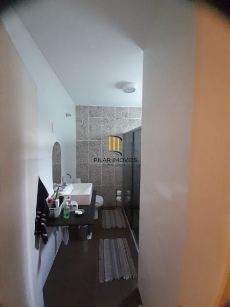 Casa em Porto Alegre, no bairro Guarujá, com 3 dormitório(s), e 3 banheiros, à venda.